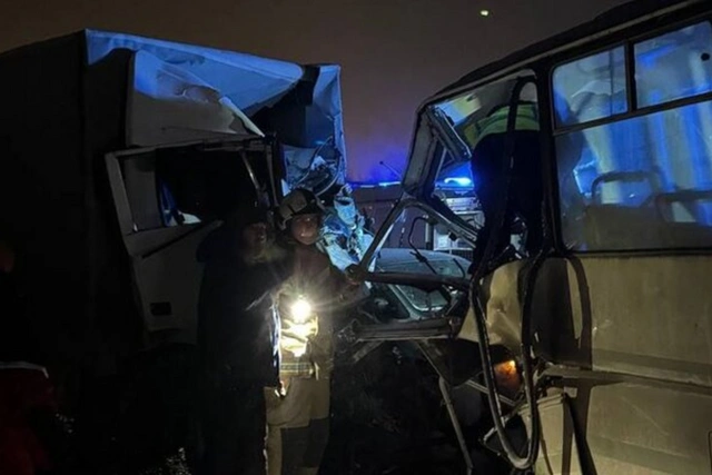 Rusiyada işçiləri daşıyan avtobusla yük maşını toqquşub: Ölən və yaralananlar var - FOTO